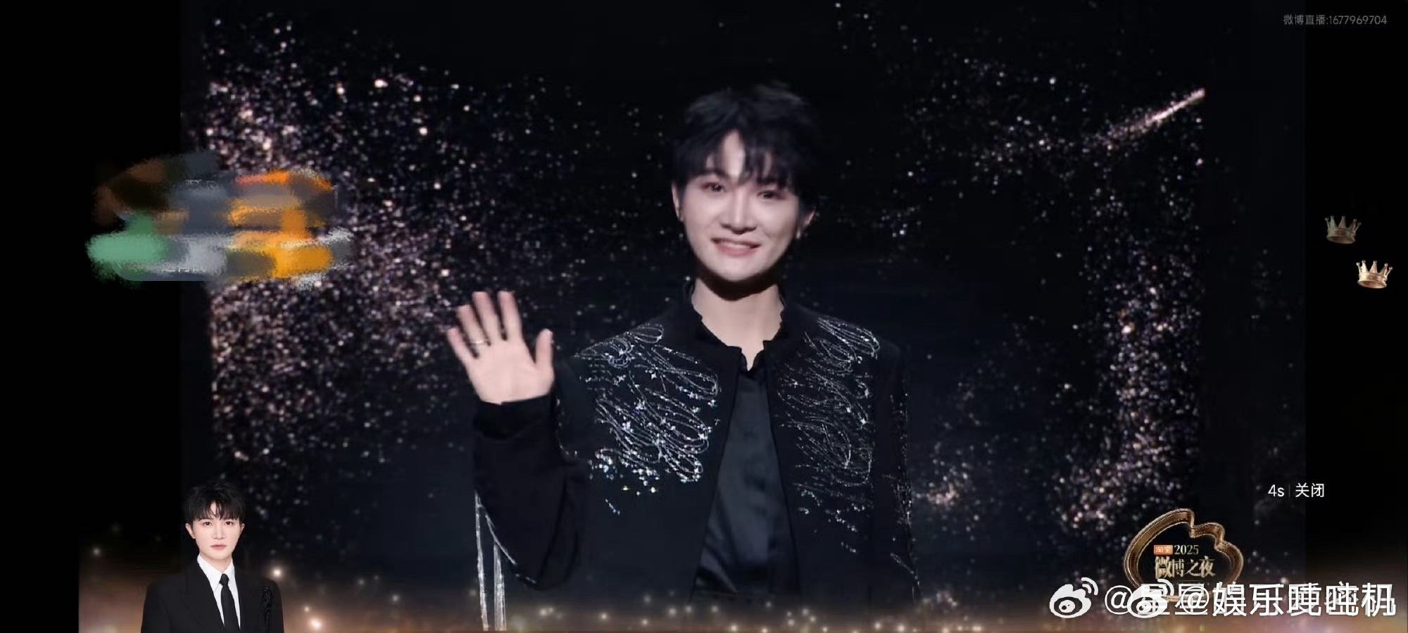 周深左手挥完挥右手周深打招呼的手好忙 红毯营业小能手，挥手不重样，左手右手接力，