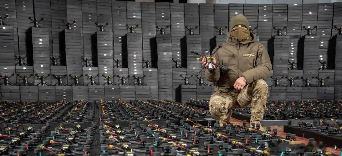 无人机风暴席卷欧洲！长城真能救乌克兰？大叔深度解读
 
昨晚莫斯科近郊住宅楼被乌