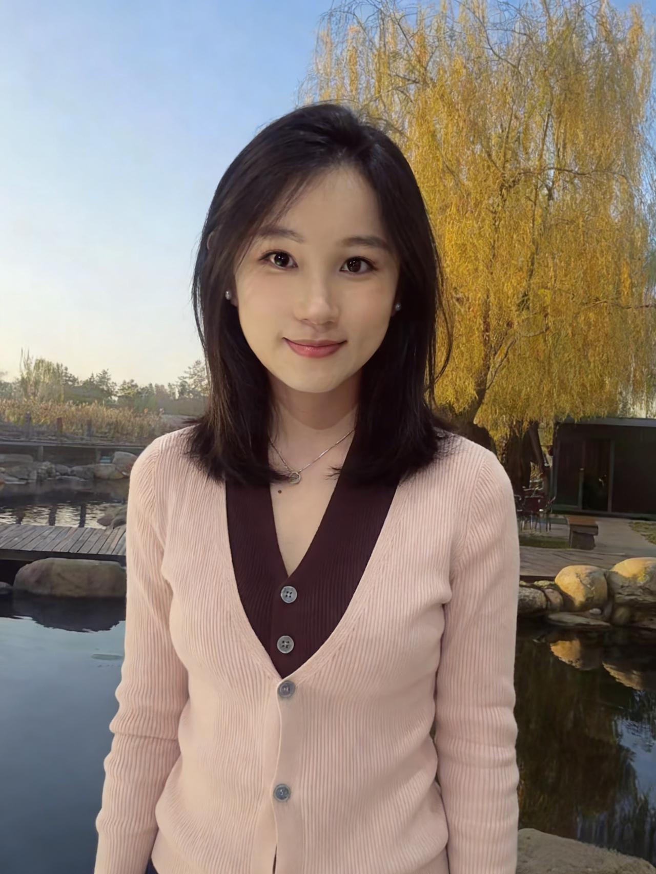 垂杨弄晚，
落日金波软。
卷发如云堆鬓畔，
颈上珠光微颤。
～
石栏闲倚凝眸，