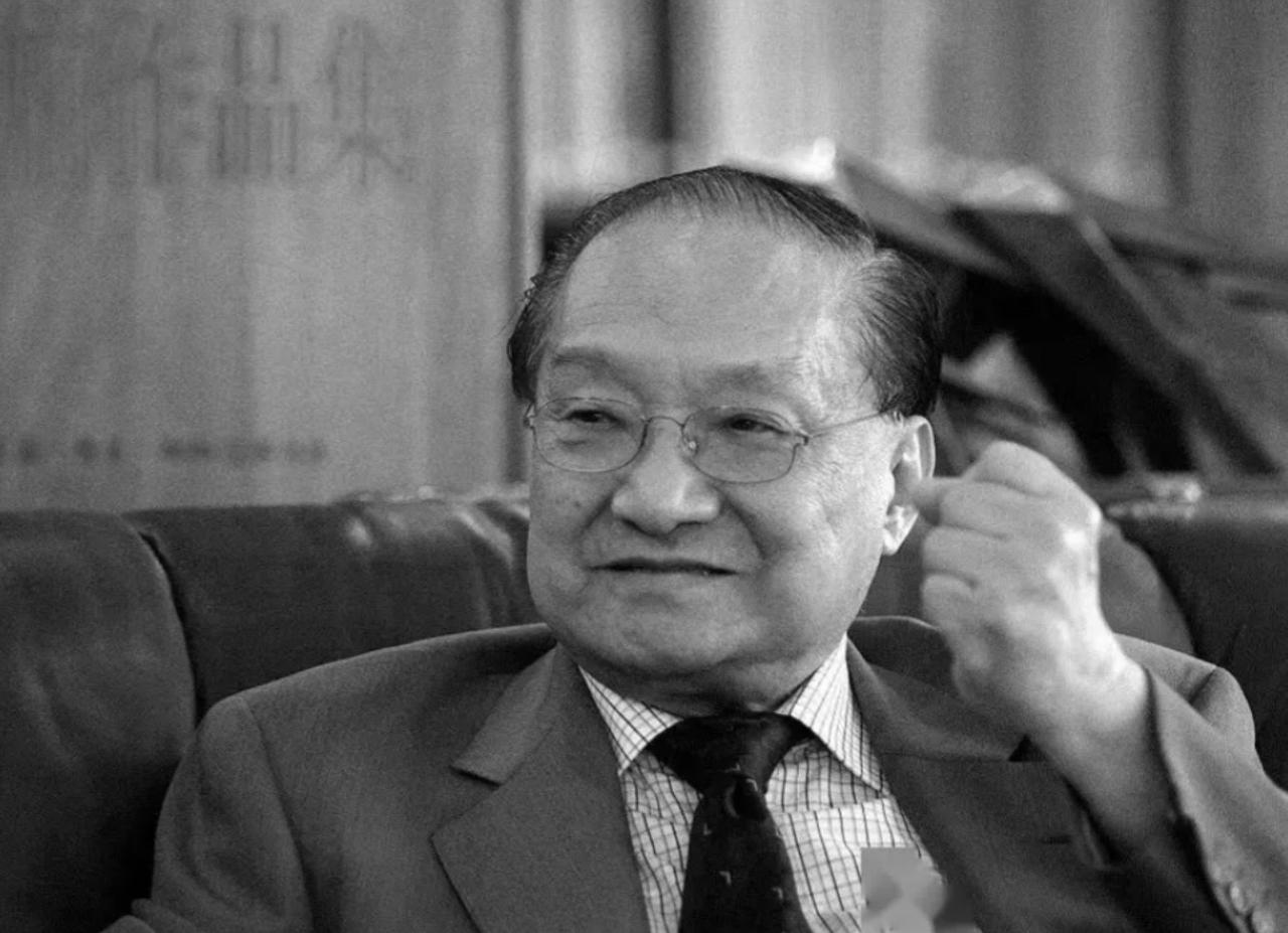 1963年，金庸在《明报》上发表《要裤子不要核子》的社评，留下了那句至今仍被反复