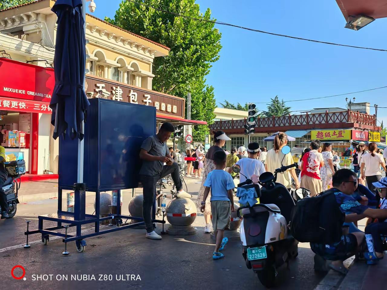 好美的北戴河！老胡对宾馆对面充满烟火气的步行街比对海滩上还有兴趣。缺点是商业街里