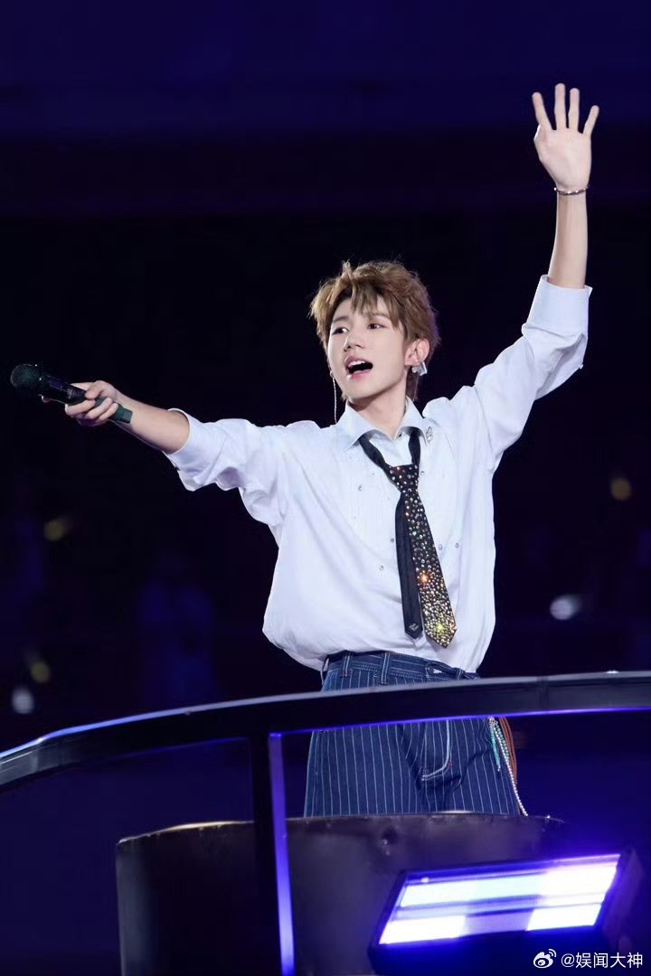 王源演唱会原创占比高王源用超高原创曲目占比证明了自身创作实力，舞台风格多样可塑性