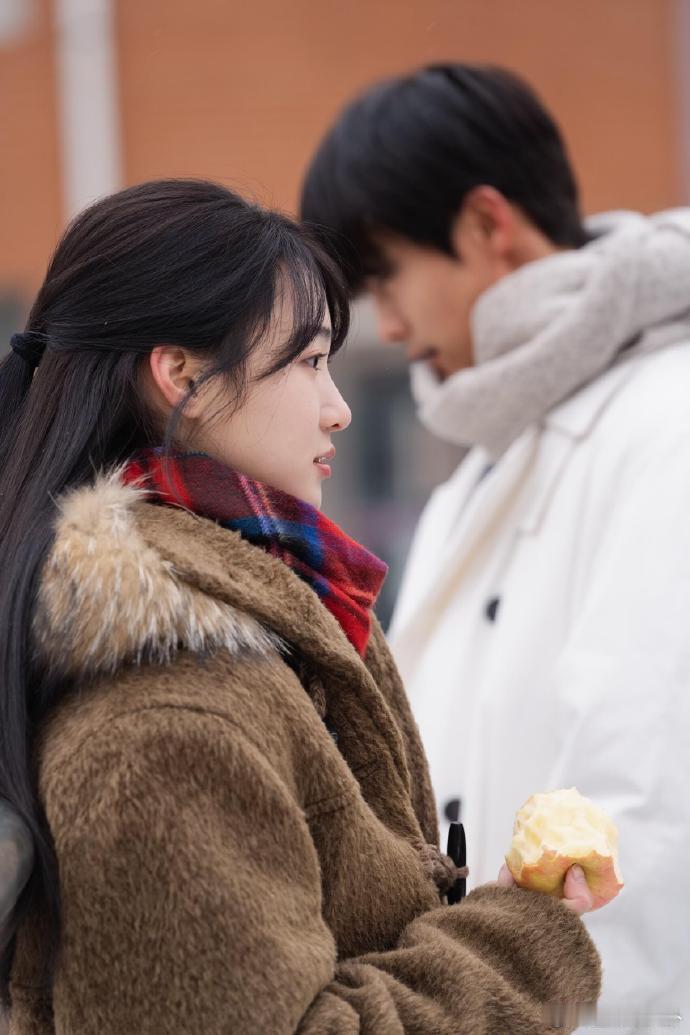 马天宇的复古绅士感太绝了，搭配曾宥臻的清纯少女感，画面像浓墨重彩的油画，每帧都透