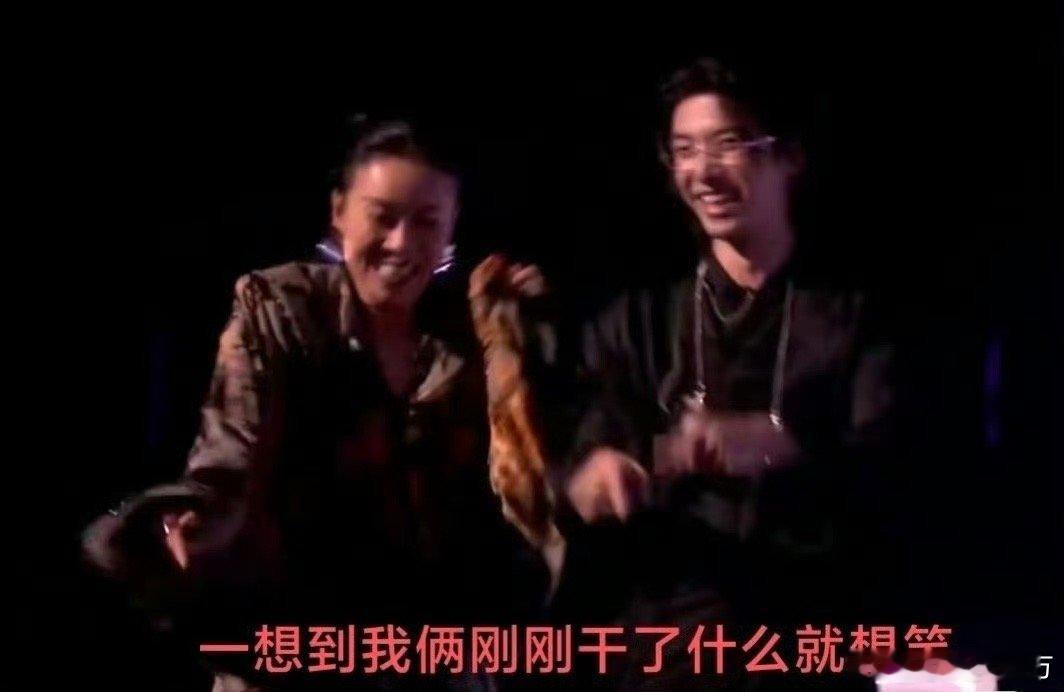 前有英子质疑票数，花花在一旁看热闹不嫌事大；后有英子提议改赛制，花花举双手赞成哈