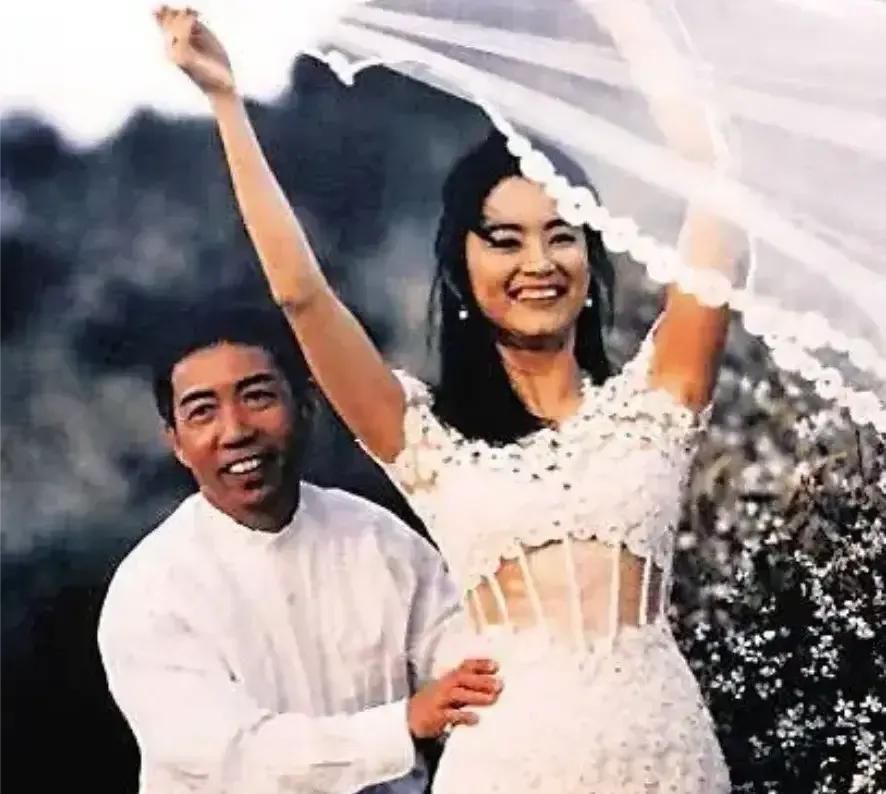 青霞嫁做商人妇，那年她已经40岁了。
 
#娱评大赏#