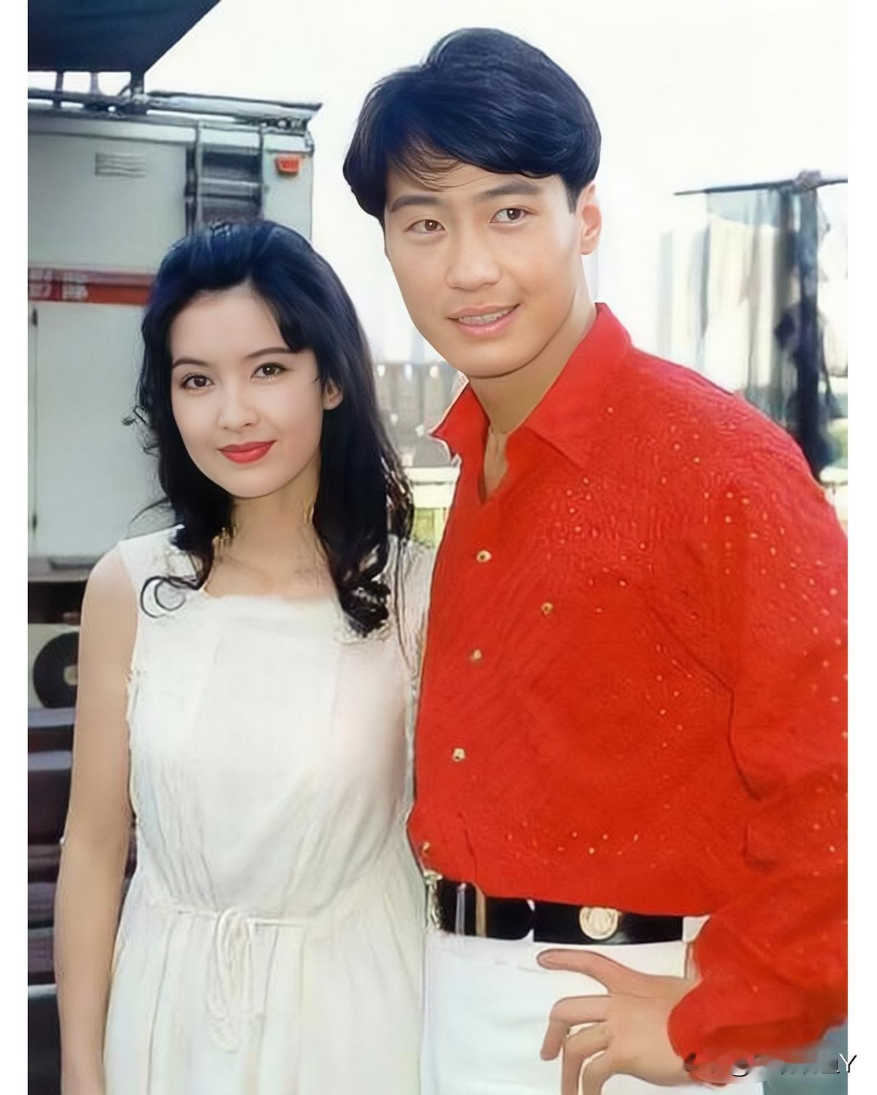 这是黎明与周慧敏年轻时的老照片啊！拍摄的时候还在上世纪90年代初，那时候两人都风