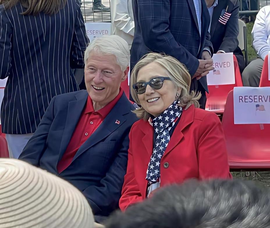 老了的希拉里，越来越“慈祥”了！
褪去了头衔和光环，希拉里和克林顿过得也挺滋润，