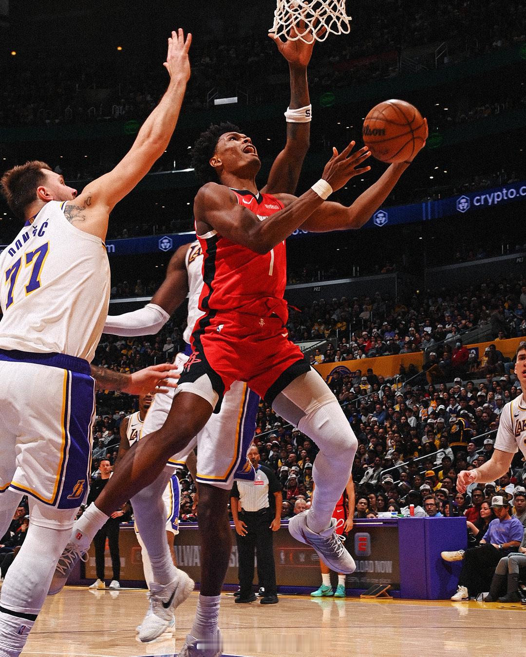 阿门过去11场比赛，场均19.7分7.8篮板5.4助攻1.4抢断，投篮命中率57