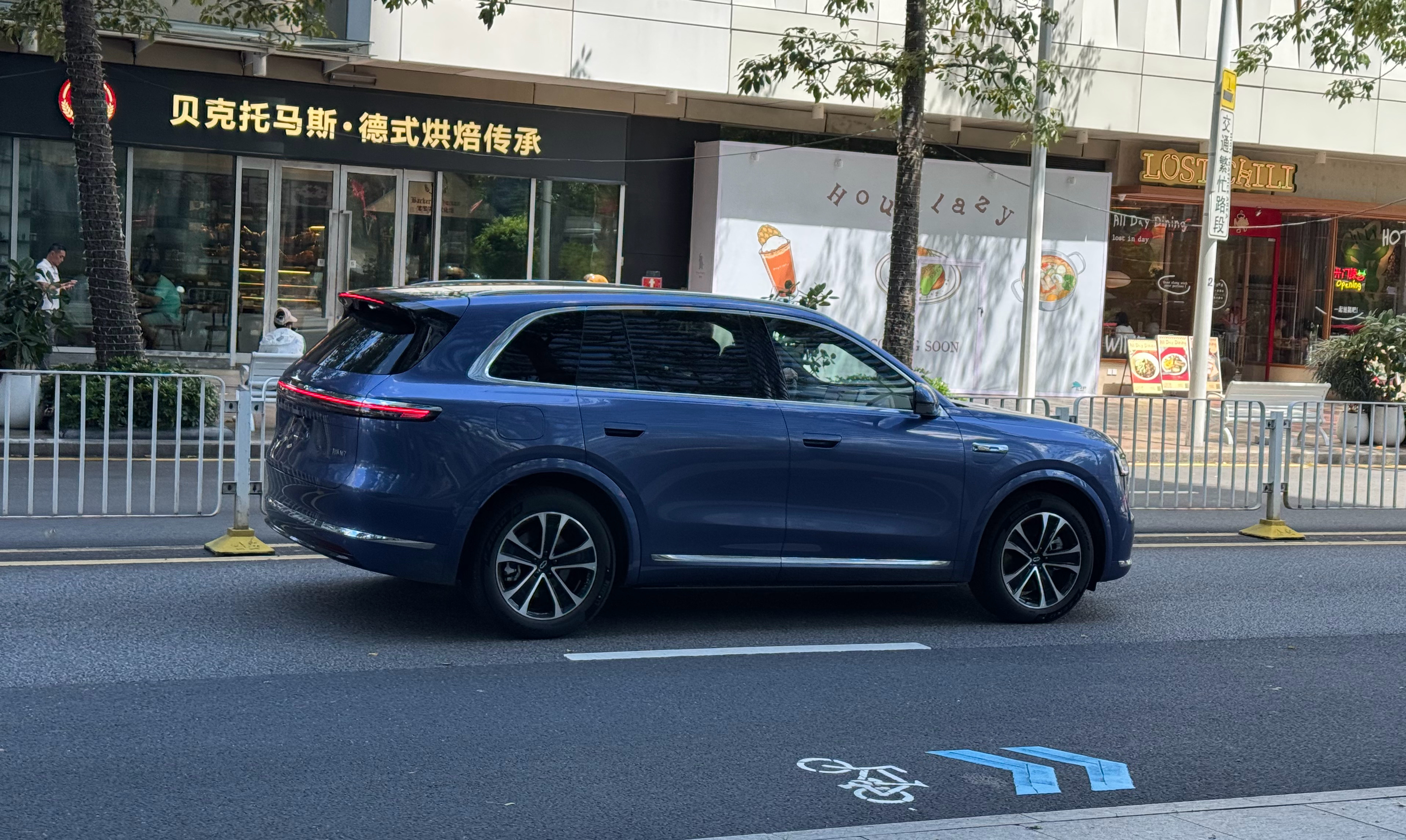 在深圳蛇口，看到一辆问界全新M7，这提车速度真够快。相比M9、M8，M7的风格年