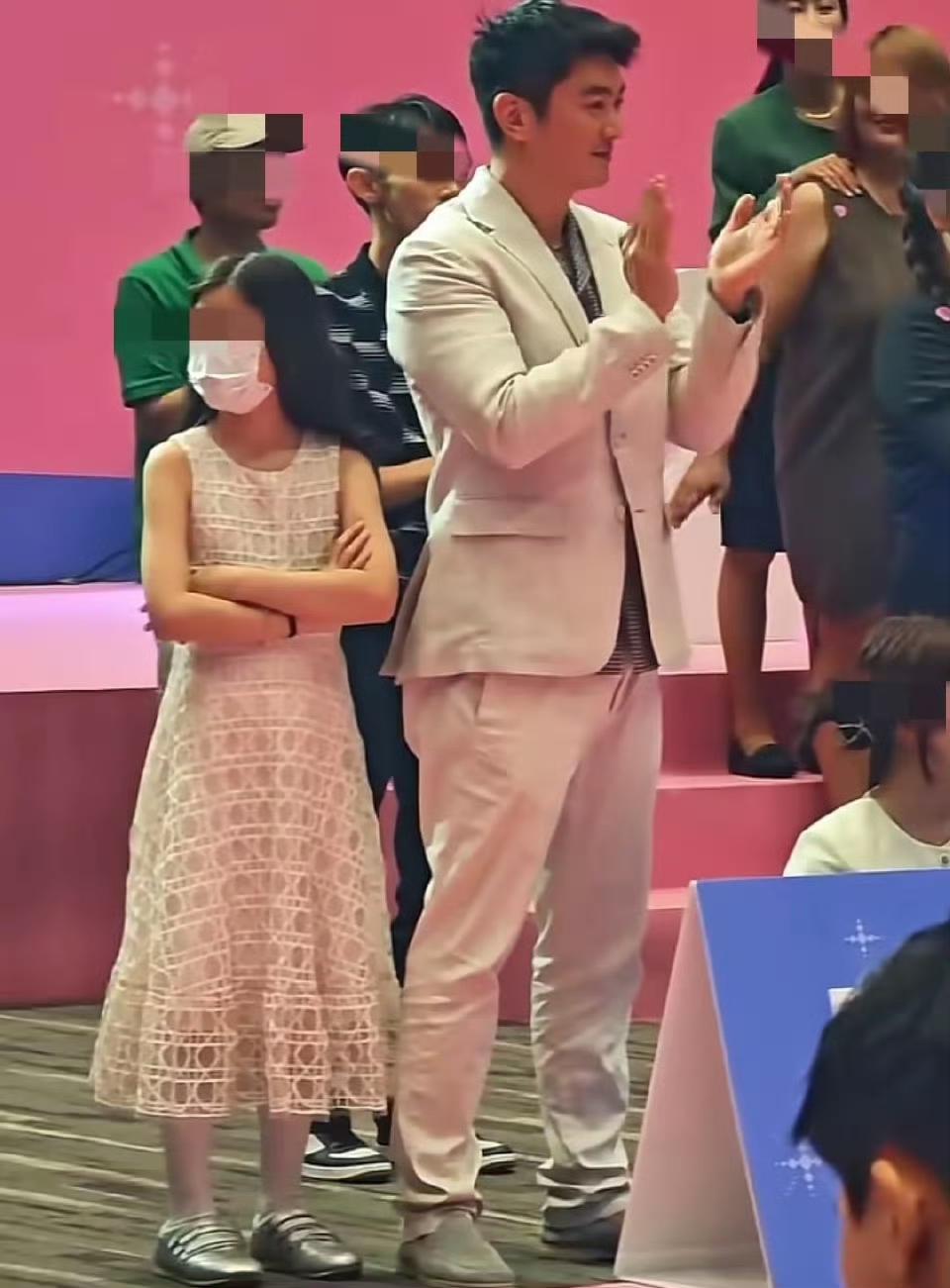 恭喜！爱犬在泰国获奖，霍思燕激动得五官都笑开了花，一旁的杜江则满脸宠溺地为她鼓掌