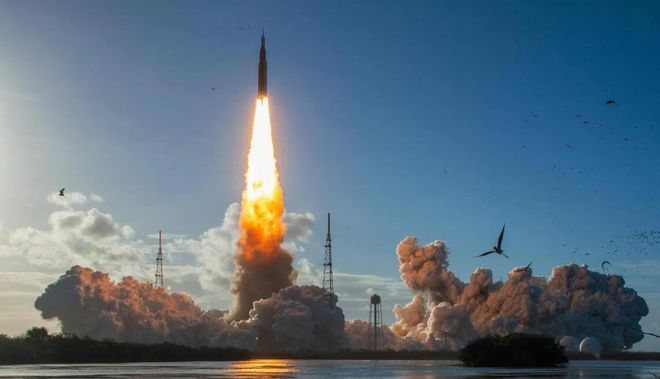 美国希望比中国提前两年登月【美国提前两年登月？美媒直言：不太行，中国优势很大】美