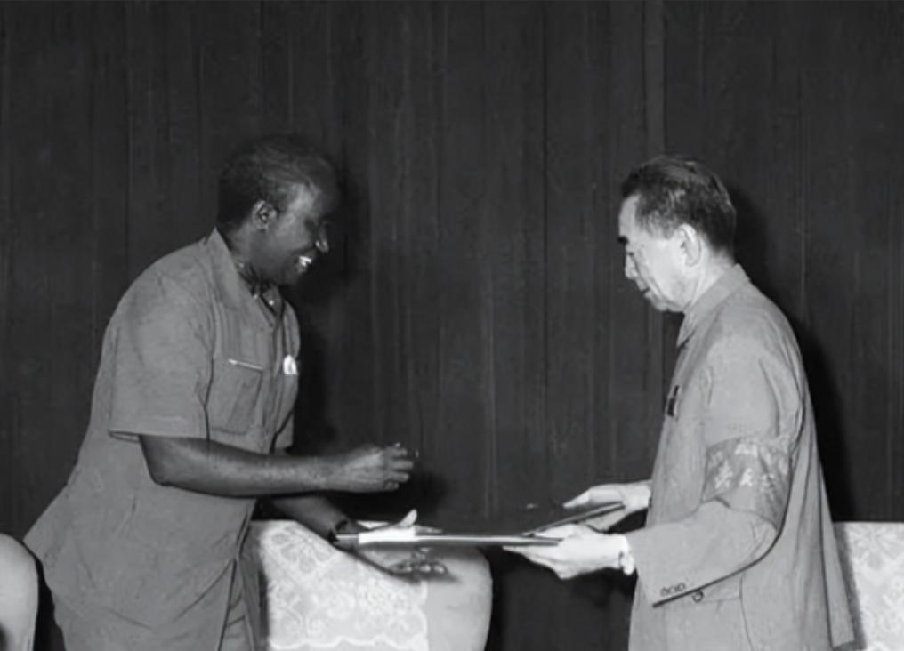 中国是不会逼债的。

1979年赞比亚买了12架中国战机，钱却给不上了。

那会