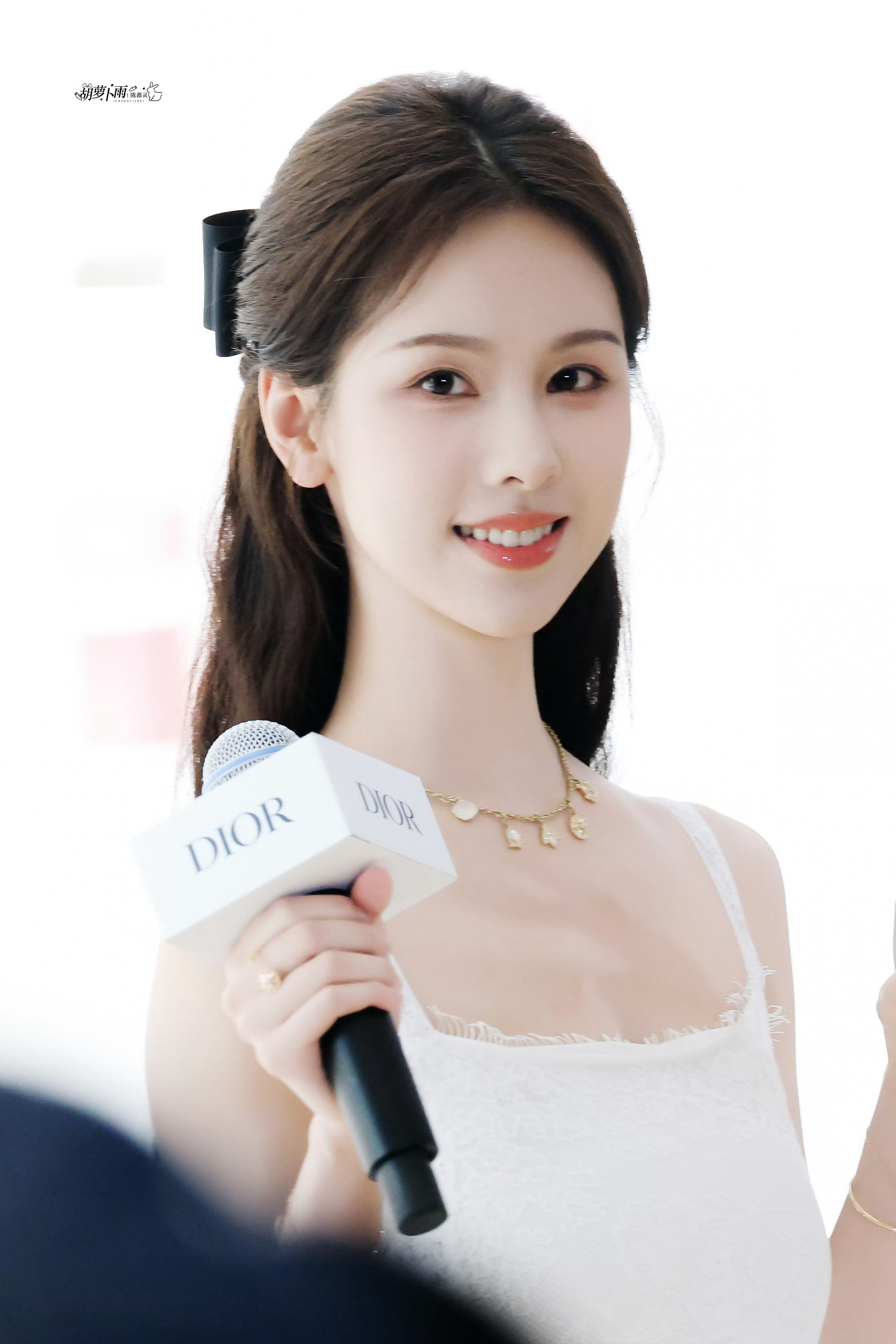 和Dior特别适配的嘟[女孩儿]陈都灵红秀封面 ​​​