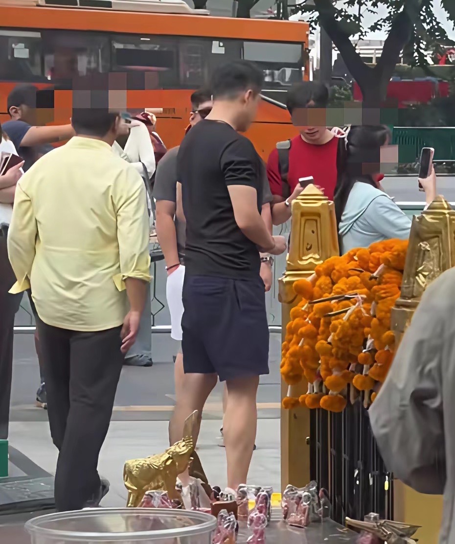 有网友在曼谷偶遇汪小菲，他正虔诚祈福，筱梅并未在身边！前段时间，小菲和筱梅还带着