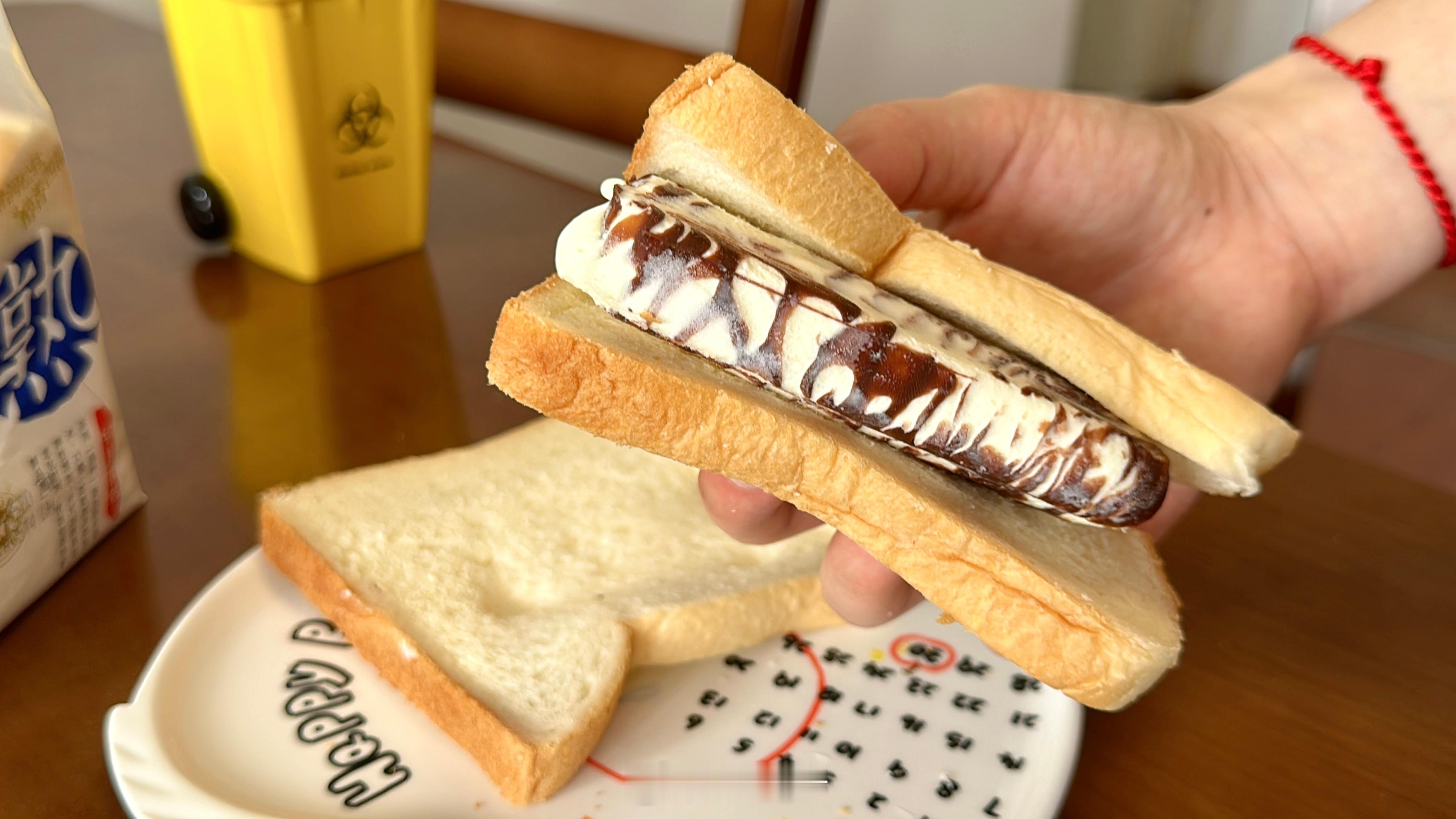 #夏天面包就要这样吃#我感觉！夹随便/巧乐兹/奶砖/苦咖啡都会很好吃！！烤吐司更