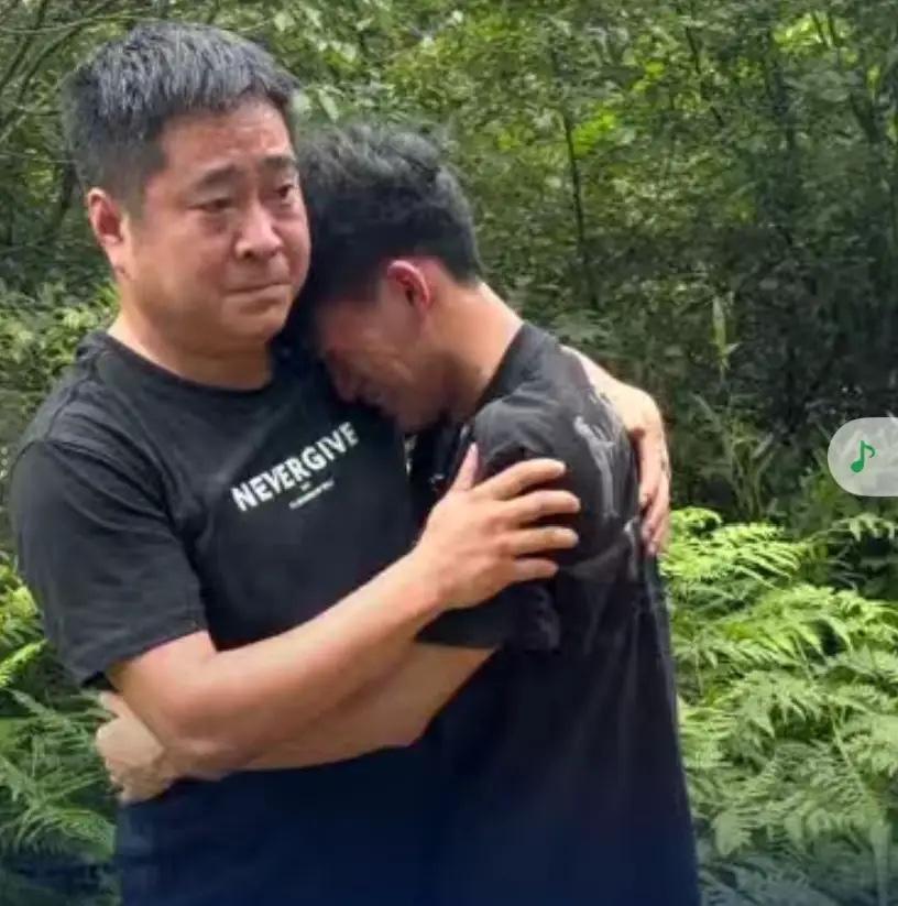 湖南，1男子考试结束后来到父母坟前祭拜，突然男子转身朝表哥跪了下去：哥，没有你就