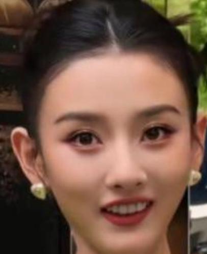 4月22日，宋祖儿以Valentino全线代言人身份，现身北京三里屯复古影院限时