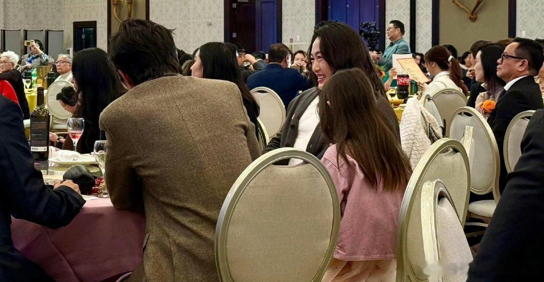 陈冠希一家洛杉矶参加婚礼 蓄须亮相撞脸毛利小五郎！沧桑感引争议，有人叹“岁月杀猪