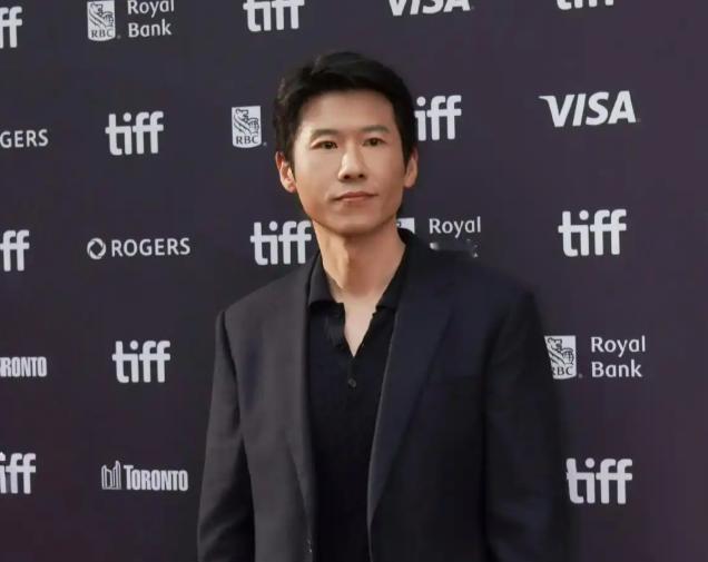 “拖拉机的颜值，法拉利的气质。”
 
网友这条评论说的是王骁在多伦多电影节上的表