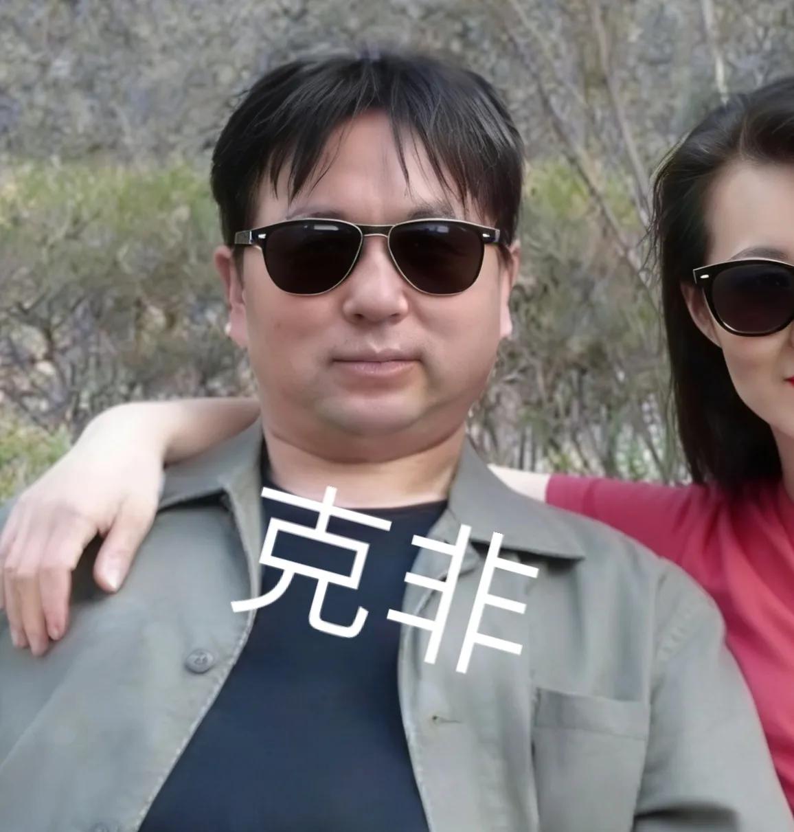 这是20年前照片，旁边是谁记不住了，刚刚从汉水路铃兰日本料理喝酒回来，在哈工大二