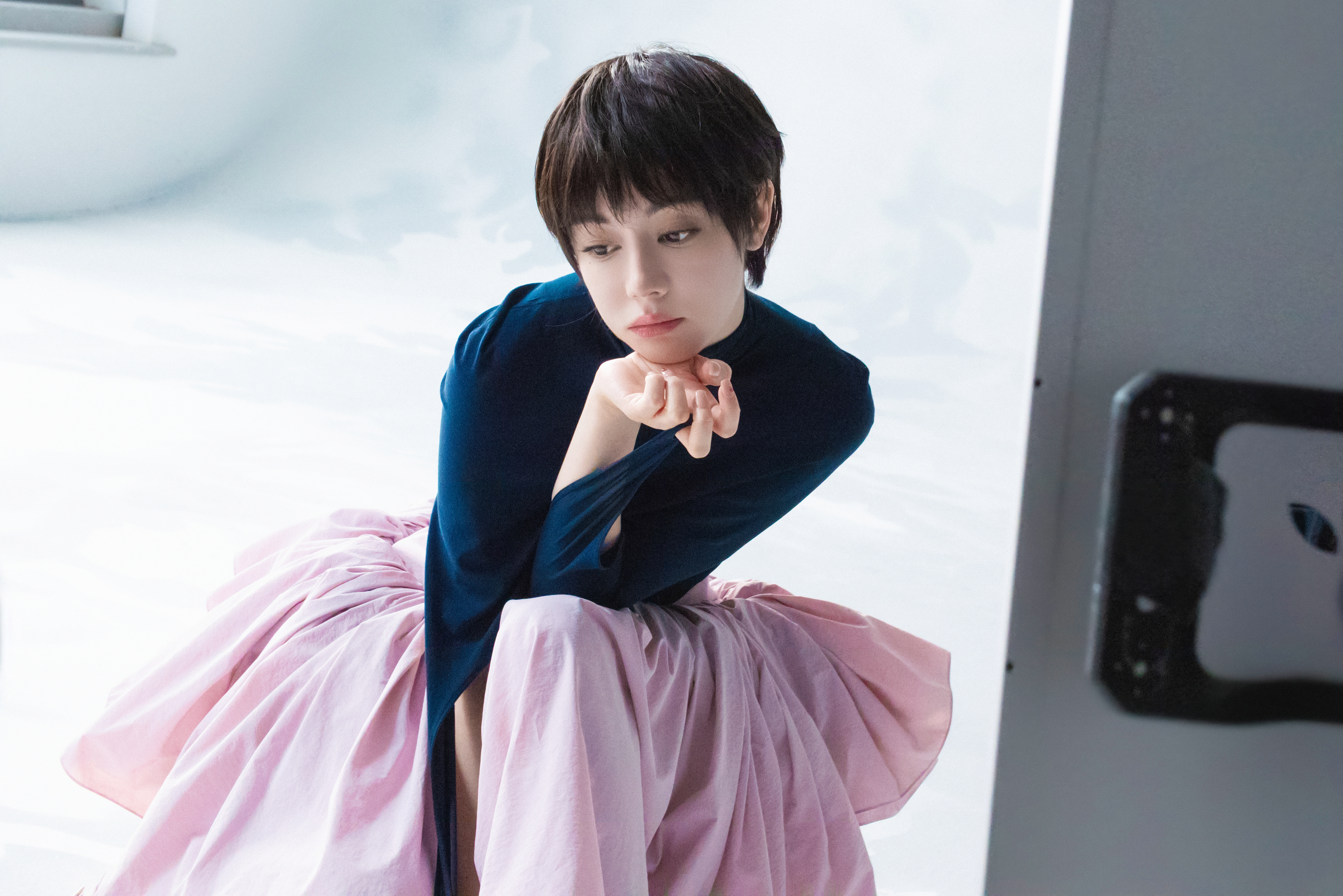 迪丽热巴 🎨迪丽热巴ELLE3月刊开季封面 色彩冲破边界，风格挣脱框架，和陷入