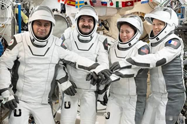 龙飞船4人熬8个月回家！抗癌、造零件、登火星全靠这趟