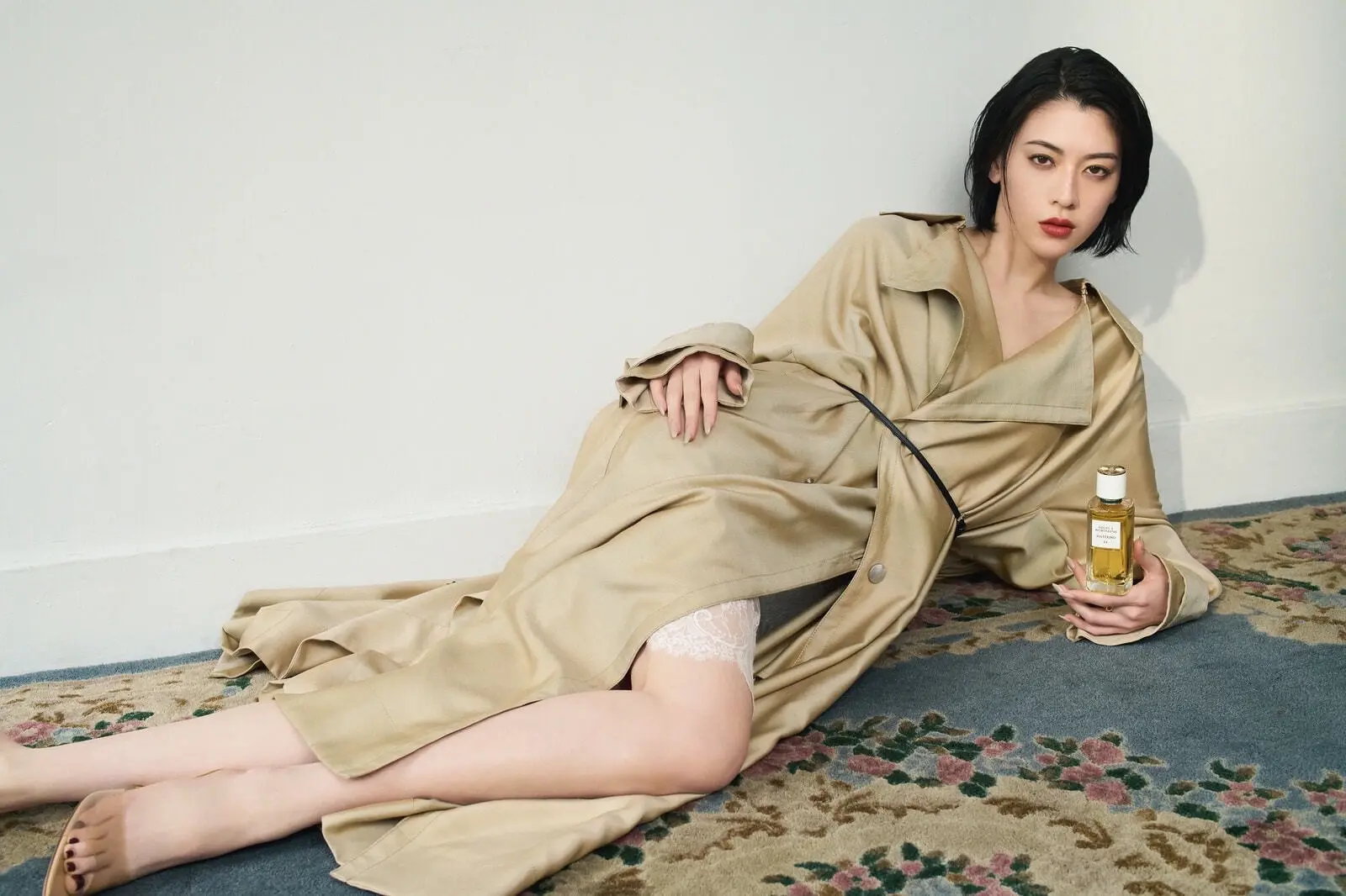 三吉彩花。