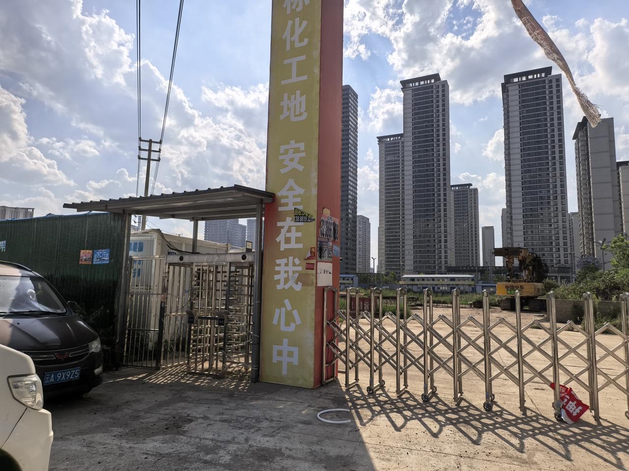 巫家坝第二个景城大厦，天汇财富大厦，靠天汇聚也建不起来，项目桩基都没有做完就烂尾