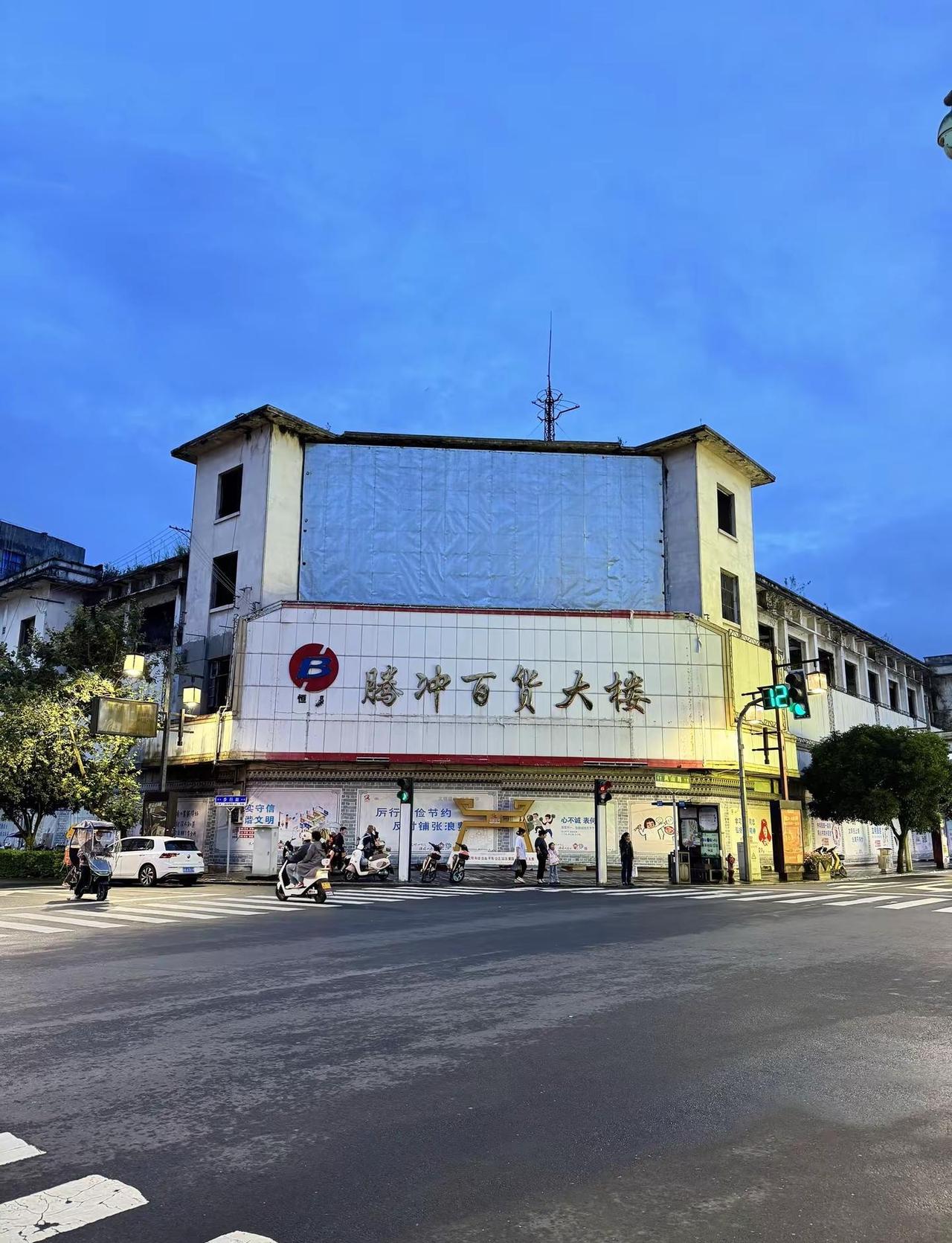 好想任性的丢下一切，什么都不理会，不管不顾，不计后果的那种，向生活请个假，去一个