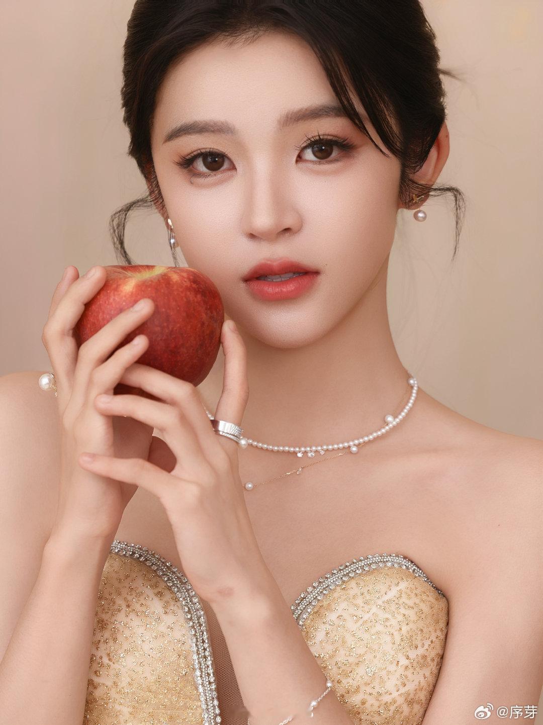 饶嘉迪的脸终于清晰了终于看到饶嘉迪的脸如此清晰，今晚的表演让她的美丽得到了应有的