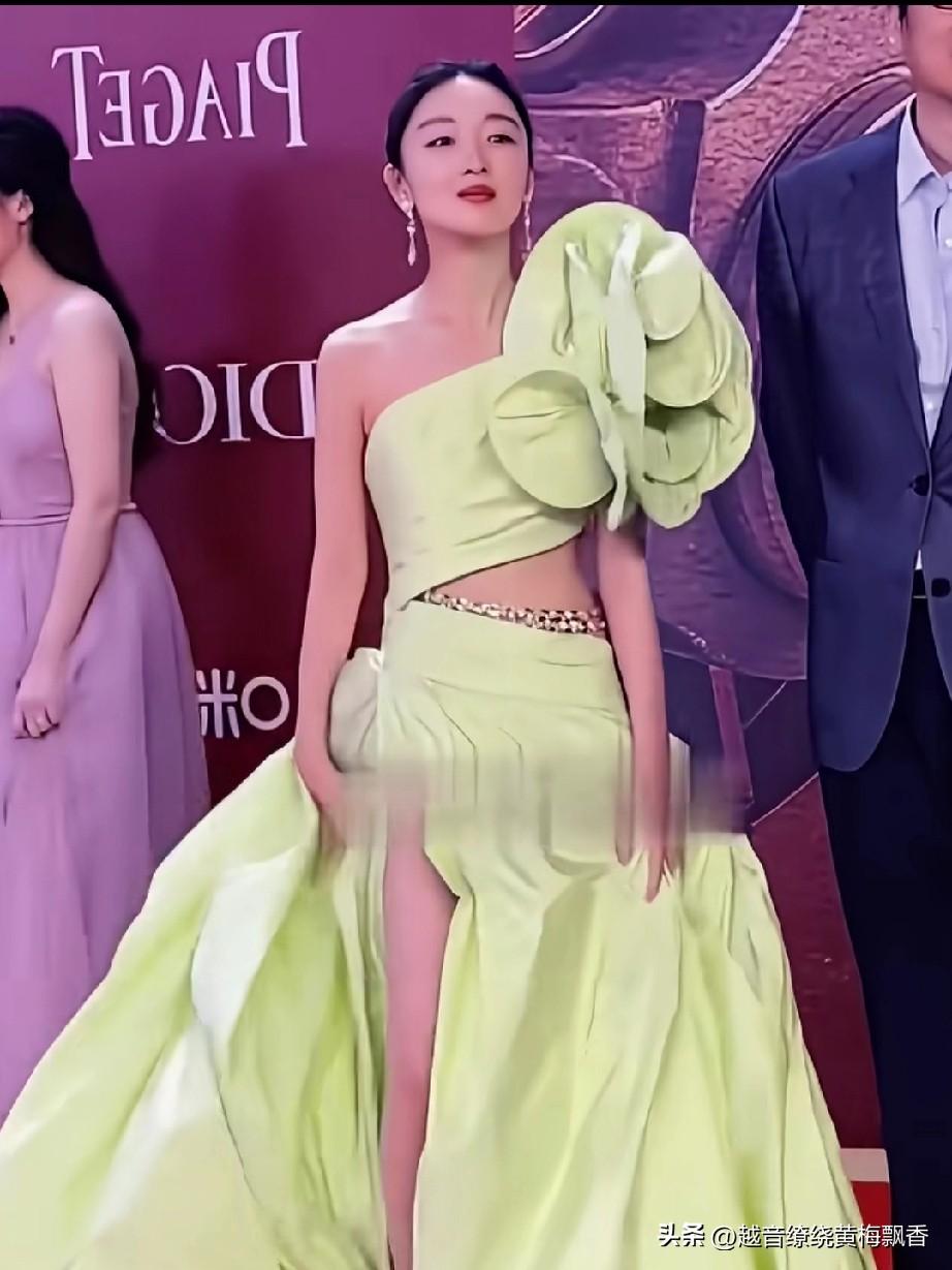 这是周冬雨走红毯时的图片，不能不说，周冬雨的衣品还是不错的，这两套裙子无论从款式