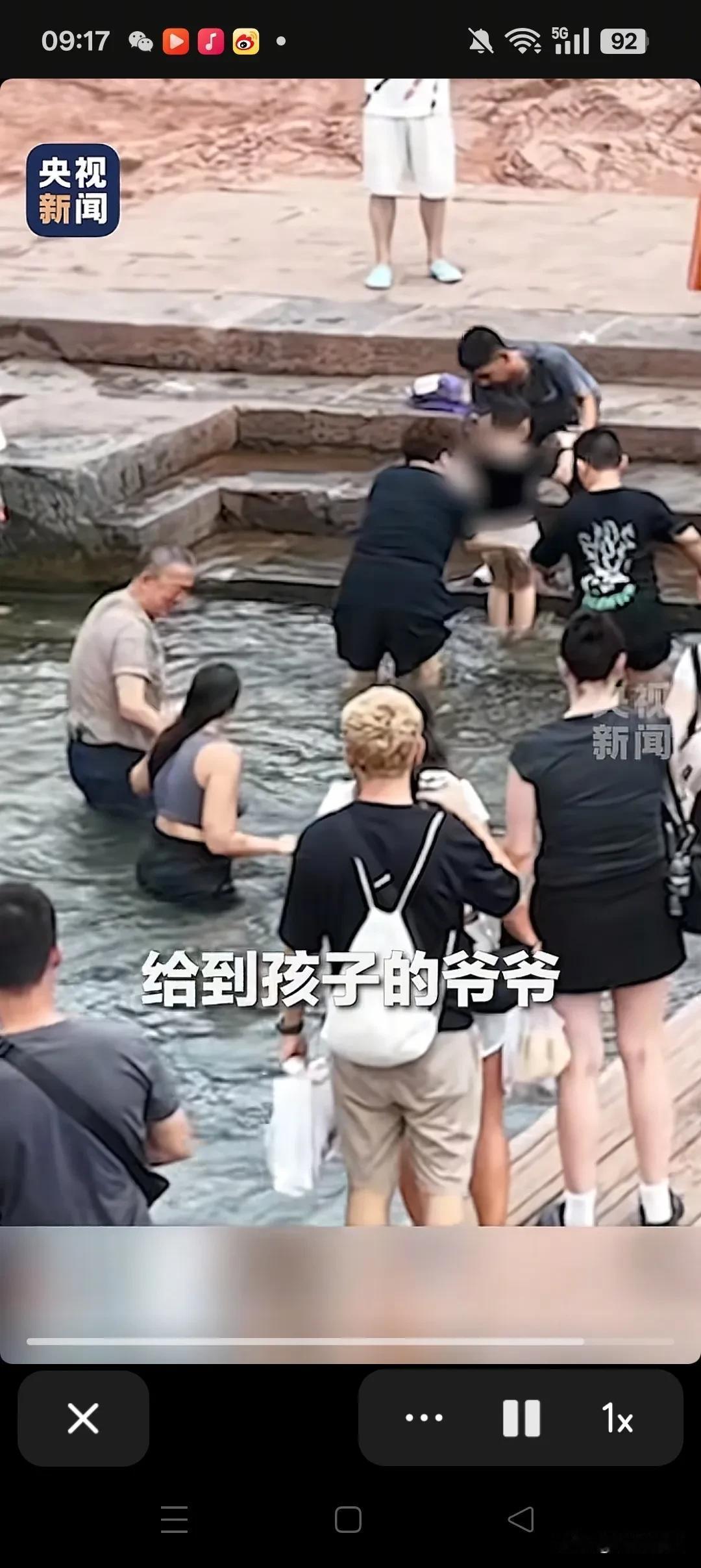 近日湖南凤凰古城一男孩玩水时，不小心滑倒被湍急的水流冲走，周围众人发现后合力把孩