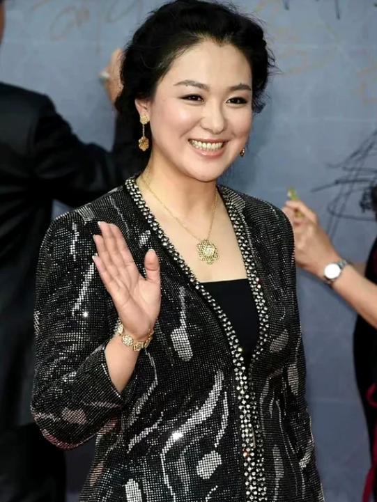 2008年《潜伏》开拍，沈傲君和孙红雷拍完吻戏后，她悄悄地对导演说：我给你100