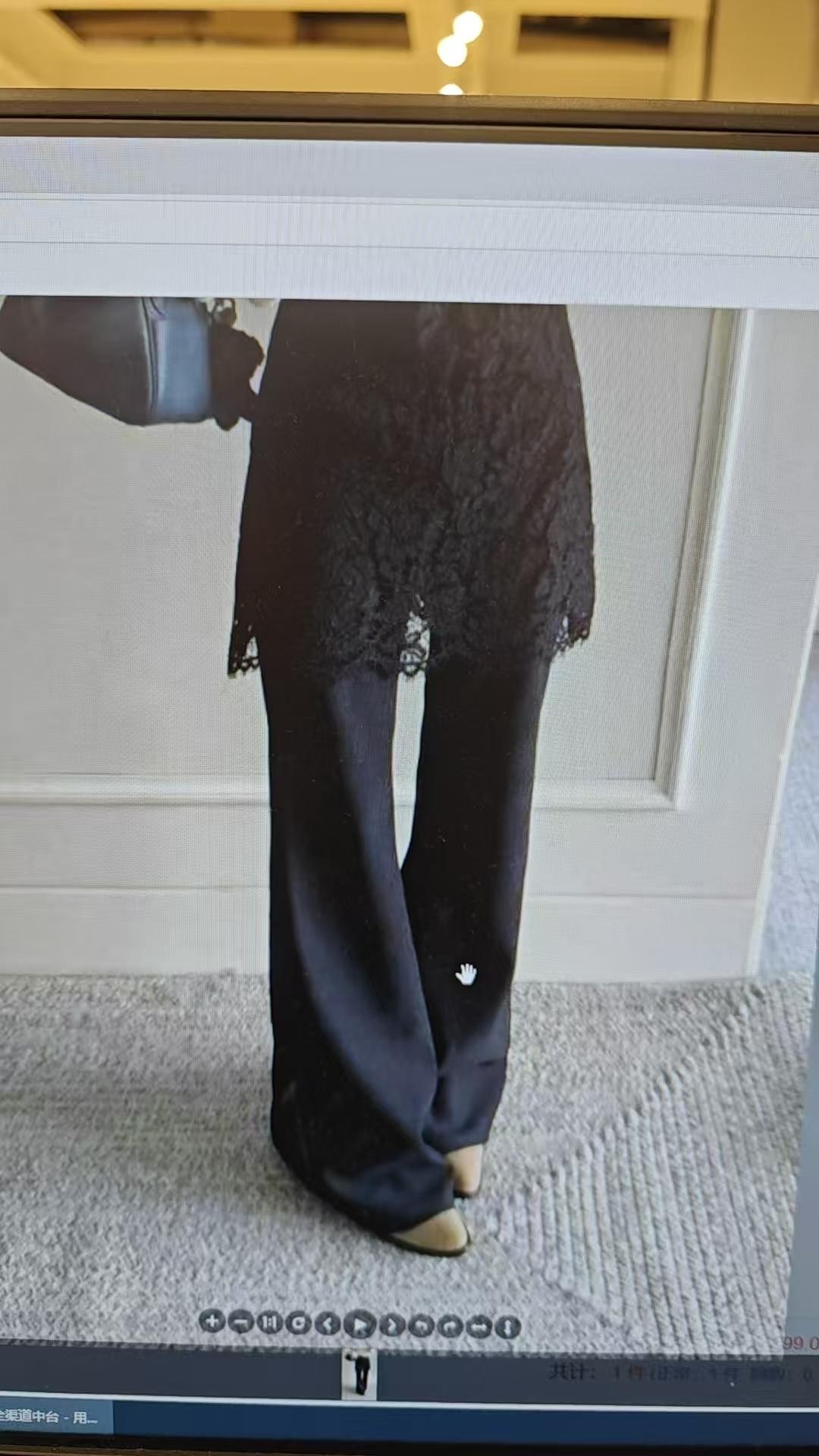 这种屁帘裤怎么搭配衣服呢？朋友们评论区分享下吧，今天穿上心心念念的屁帘裤，开始发