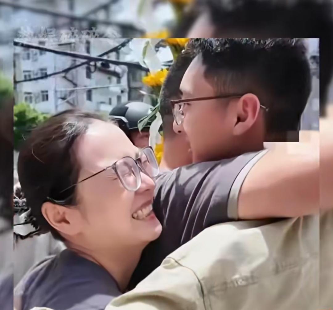 高考落幕的苍溪城郊中学门外，满是阖家欢聚的温馨，而哥嫂迎接考生弟弟的画面，让无数