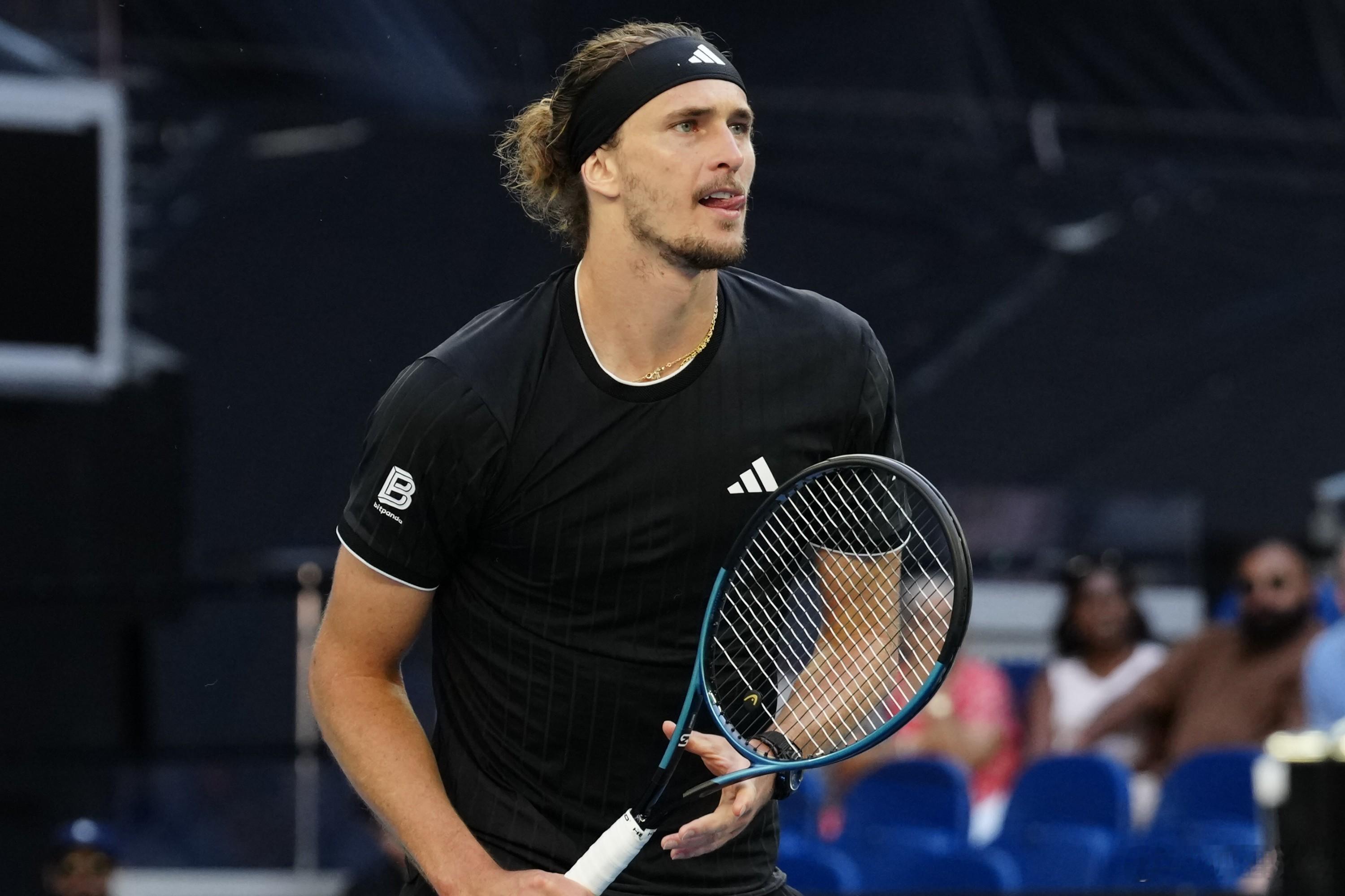 大满贯第一周的紫薇还是可以的。直落三盘击败塞伦多洛，下一轮打?目前梅德韦杰夫vs