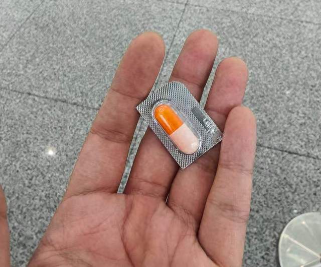 一女生在机场遇上生理期疼得直不起腰，花钱买到一粒布洛芬来解决