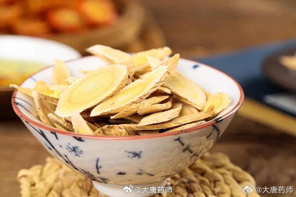 黄芪泡水，“五喝四不喝”！每天喝一杯，疾病都赶走！黄芪是我们日常生活中常见的中药