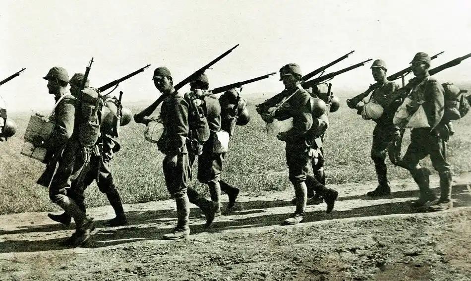 抗战后期，日本国力耗尽，兵源枯竭，中国战场上出现了大量十五六岁、甚至更小的日本少