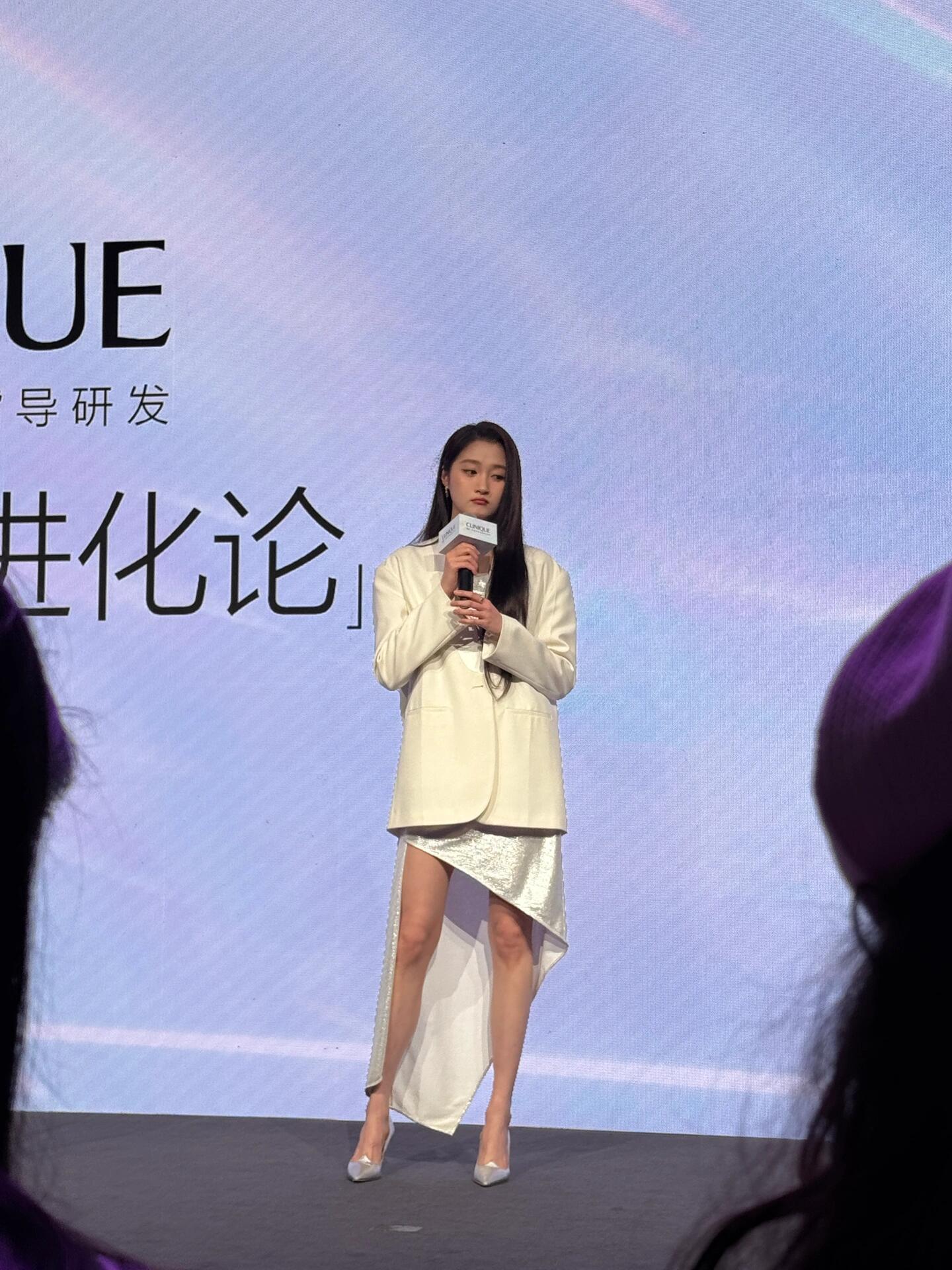 关晓彤回应无名指戒指关晓彤[超话] ​​​