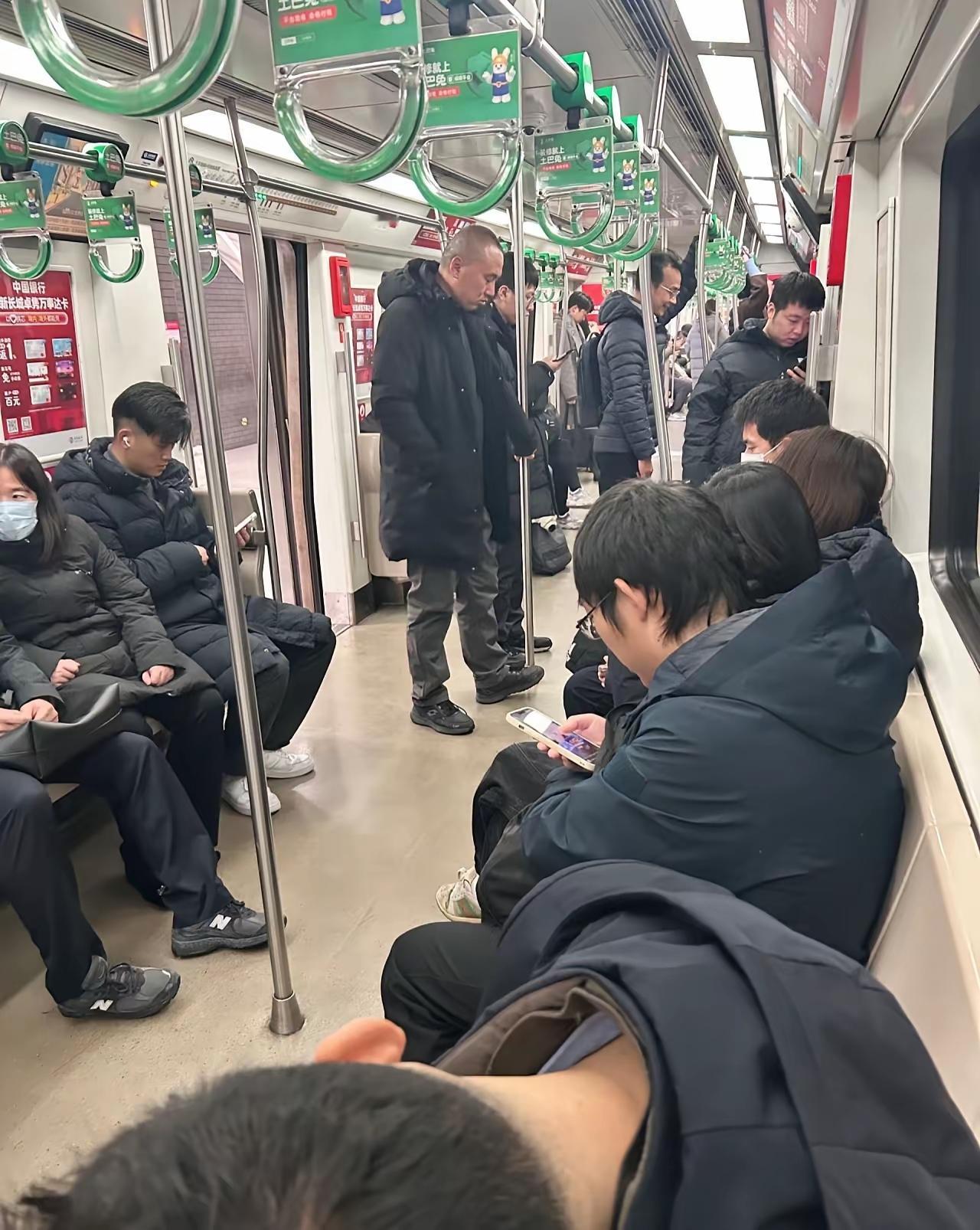 北京地铁里拍到的一幕，你发现了什么？
