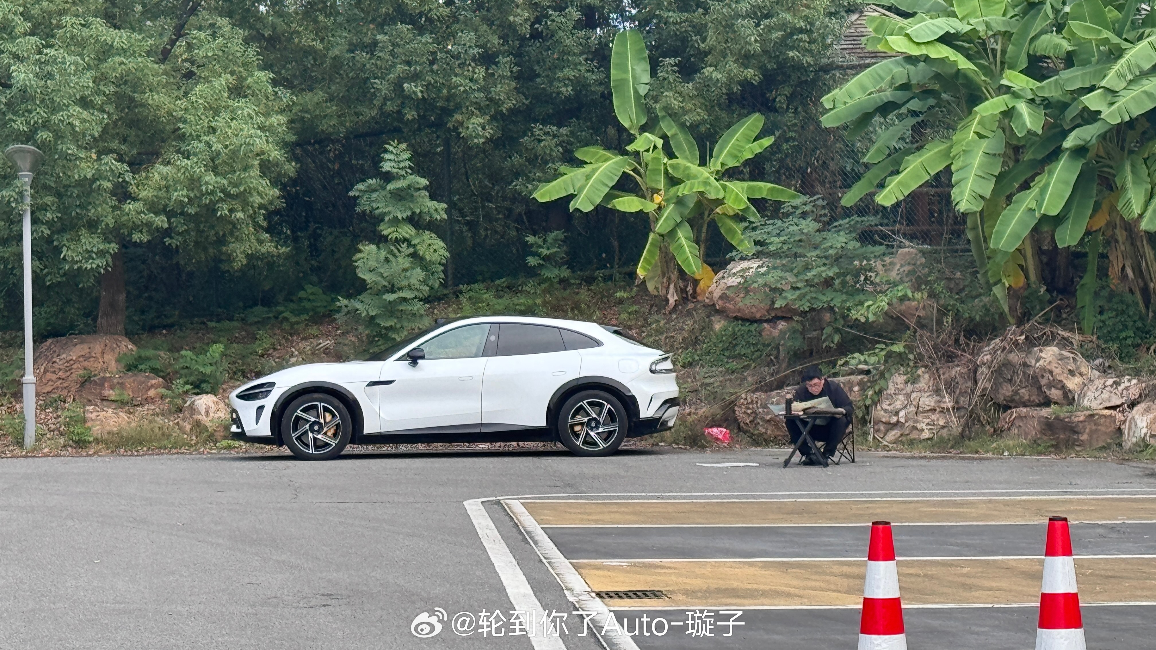 我在原地牛马搬砖大叔停车闲坐阅报退休真好 有钱有闲这才是生活啊[doge] ​​