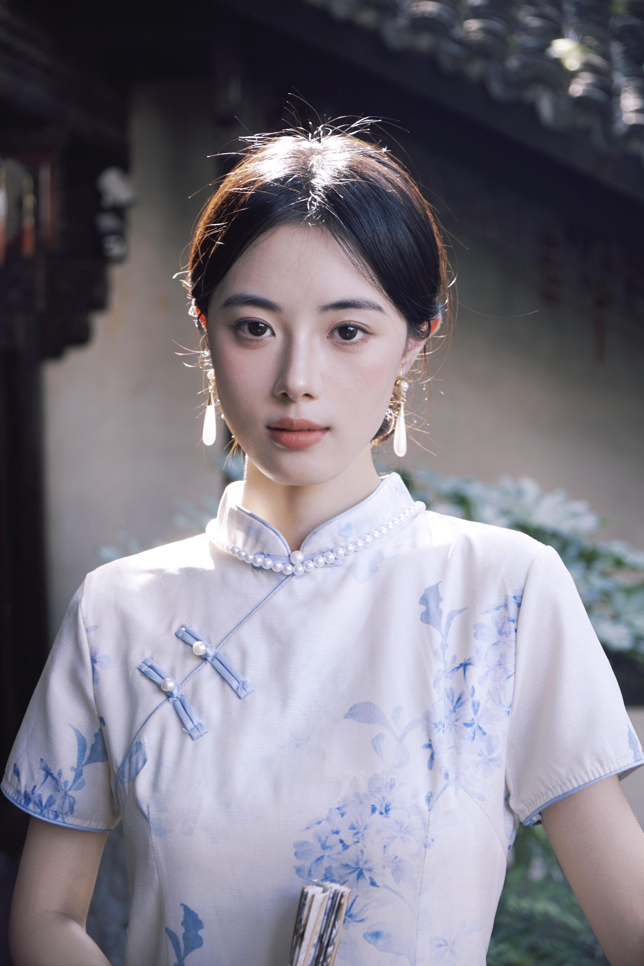 “如传世的青花瓷自顾自美丽”