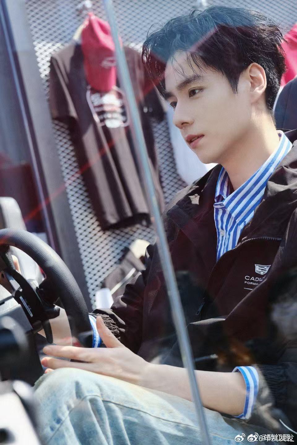 胡一天这车怎么开到我心坎上了他开赛车的样子完全长在审美点上，利落的赛车服配上专注