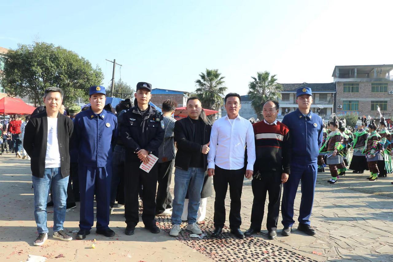 春节欢聚一堂，贵州省荔波县佳荣广场以民族舞蹈会友，欢迎各位亲朋好友明年春节再聚！