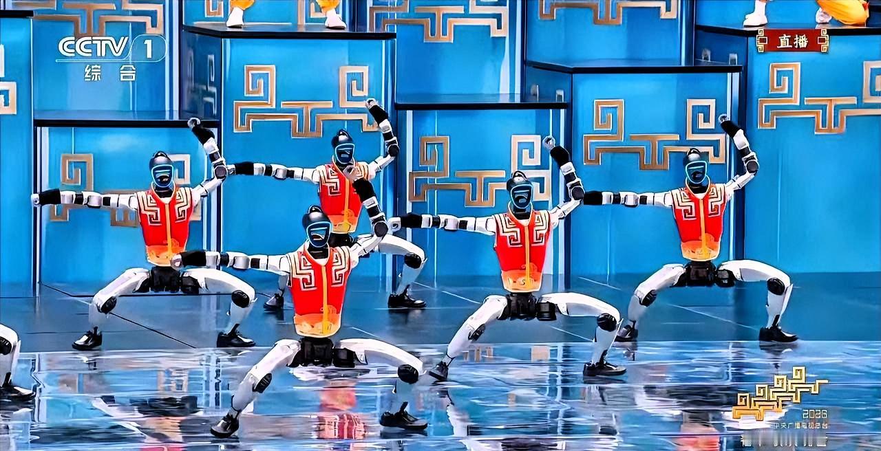 真的挺有意思，就一台春晚，愣是让外国媒体看出了两种完全不同的味道。

英国路透社