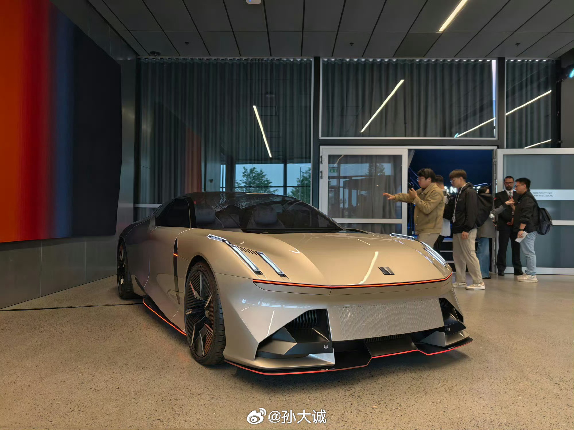 吉利汽车之前跟朋友们介绍过领克10，车长宽高5050×1966×1468mm，轴