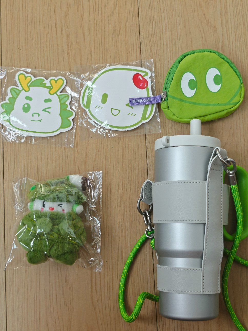 OPPO的端午礼盒是划粽点。但其实并没有送粽子折叠凳还挺实用的，弹力绳收纳结构，