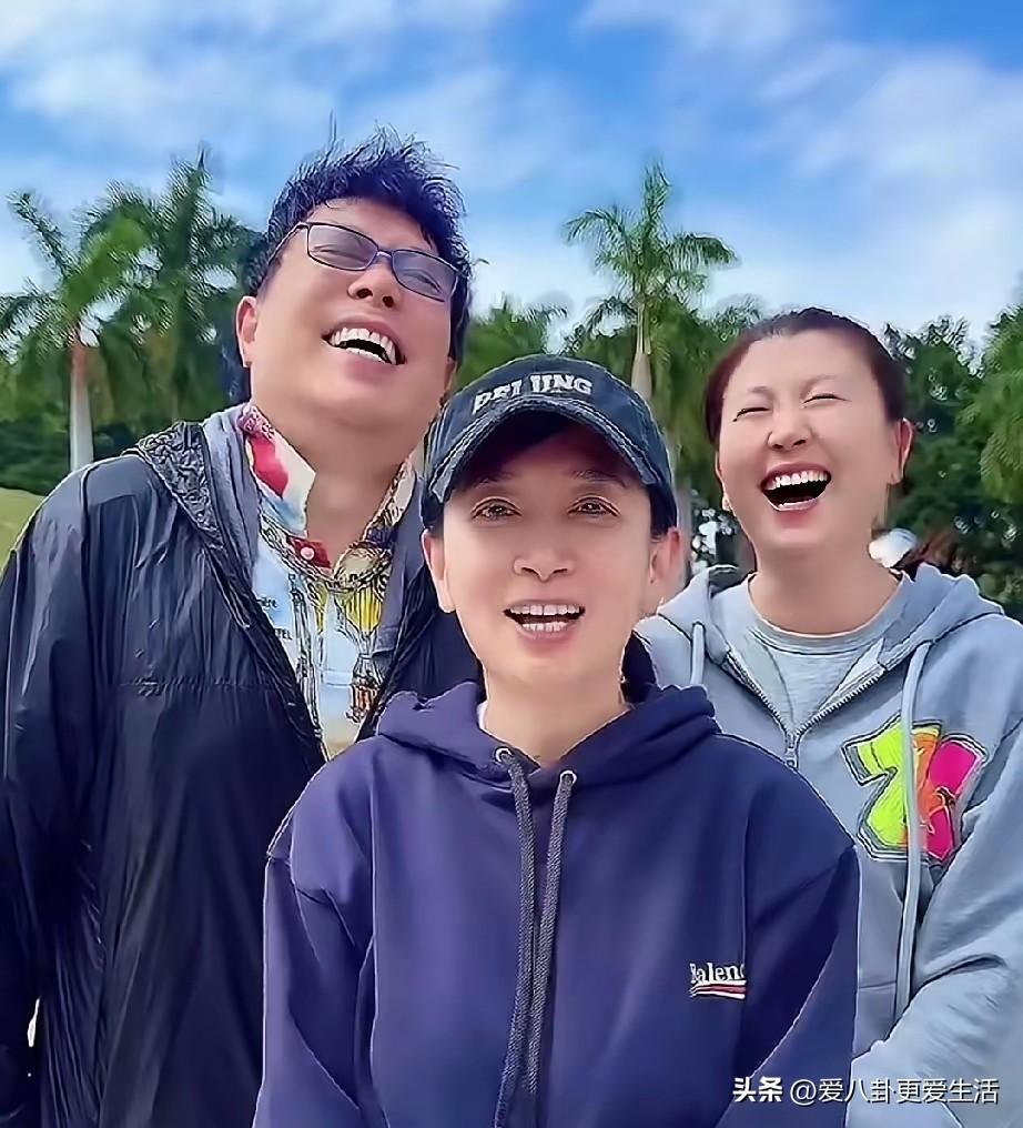 看见他们三个，我真的就不烦别人了[捂脸][捂脸]
整天跟疯了一样，到处的蹦蹦跳跳