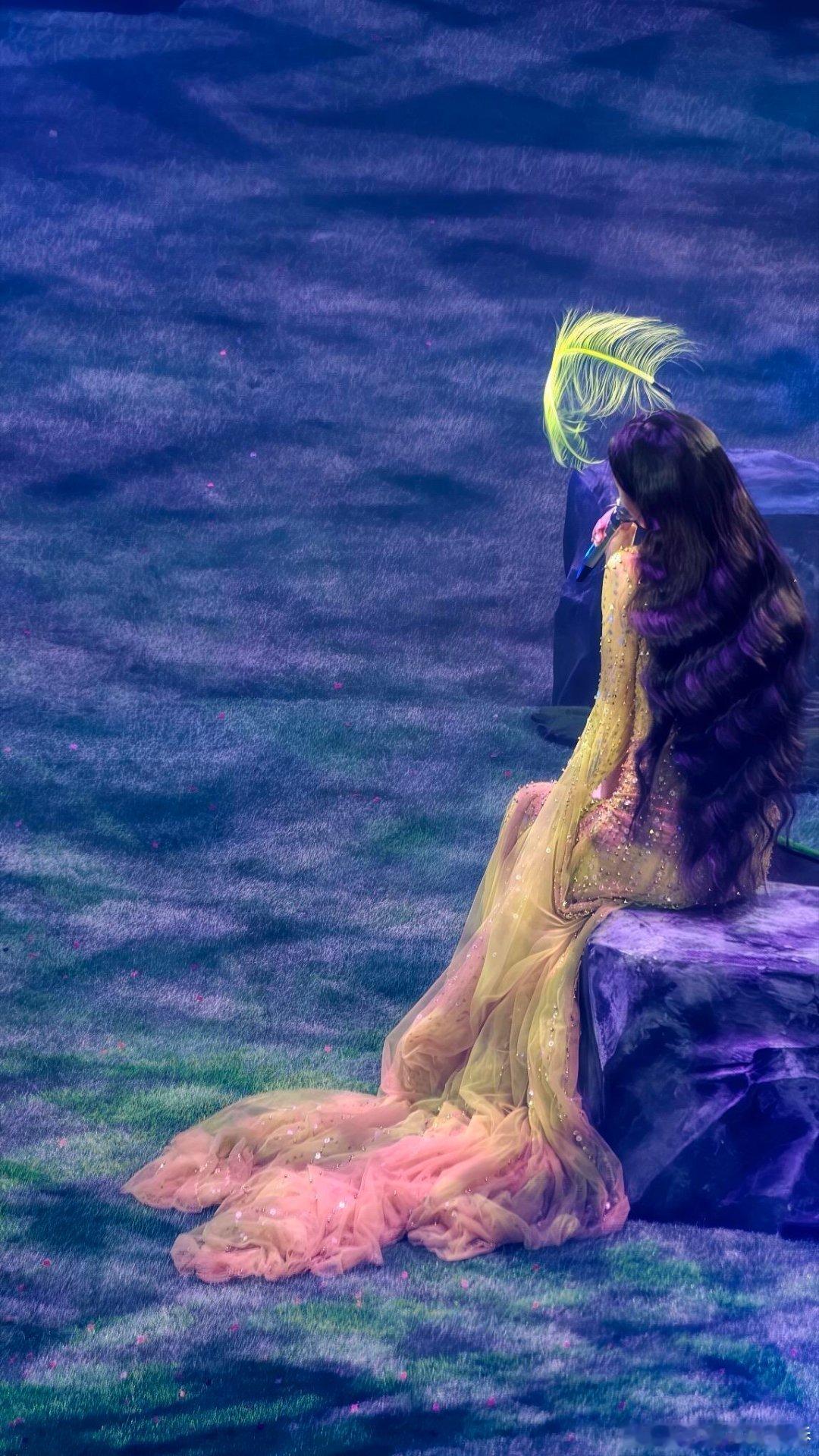 单依纯单依纯上海站时尚女王来的 谁看完上海场不感叹一句时尚女王降临，新衣一套接一
